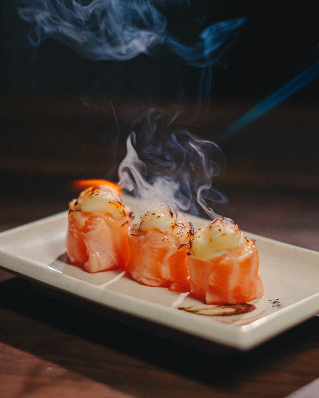 Sushi flambado com fumaça